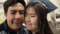 Gracia juga mengajak Jerome melihat final project yang dibuatnya. Jerome nggak ketinggalan memuji Gracia yang dia nilai memiliki brain, beauty, dan behaviour. Foto: Instagram @jeromepolin