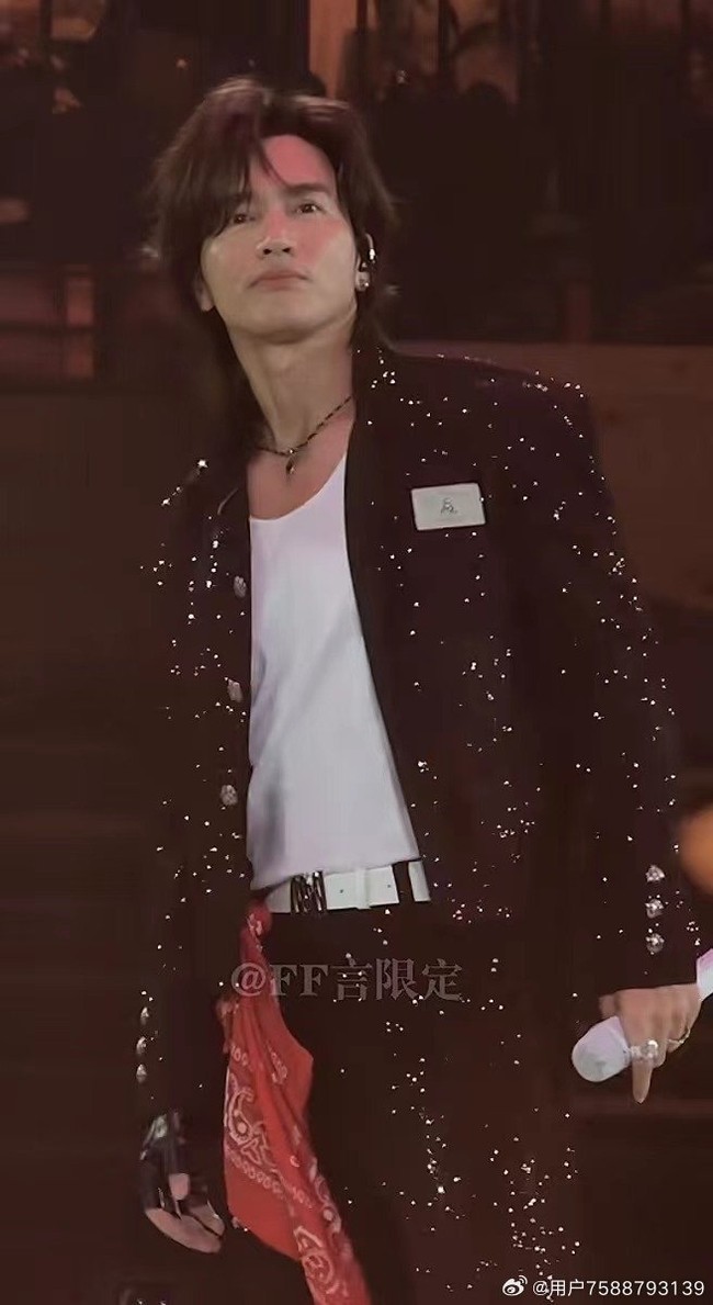 Penampilan Jerry Yan kembali menjadi topik hangat. Masih dengan gaya rambut panjang, wajah pemeran ‘Dao Ming Tse’ itu dianggap tidak banyak berubah sejak zaman ‘Meteor Garden’ yang mempopulerkannya. Foto: Weibo