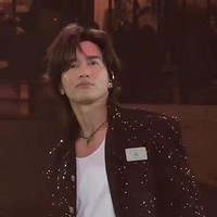 Penampilan Jerry Yan kembali menjadi topik hangat. Masih dengan gaya rambut panjang, wajah pemeran ‘Dao Ming Tse’ itu dianggap tidak banyak berubah sejak zaman ‘Meteor Garden’ yang mempopulerkannya. Foto: Weibo