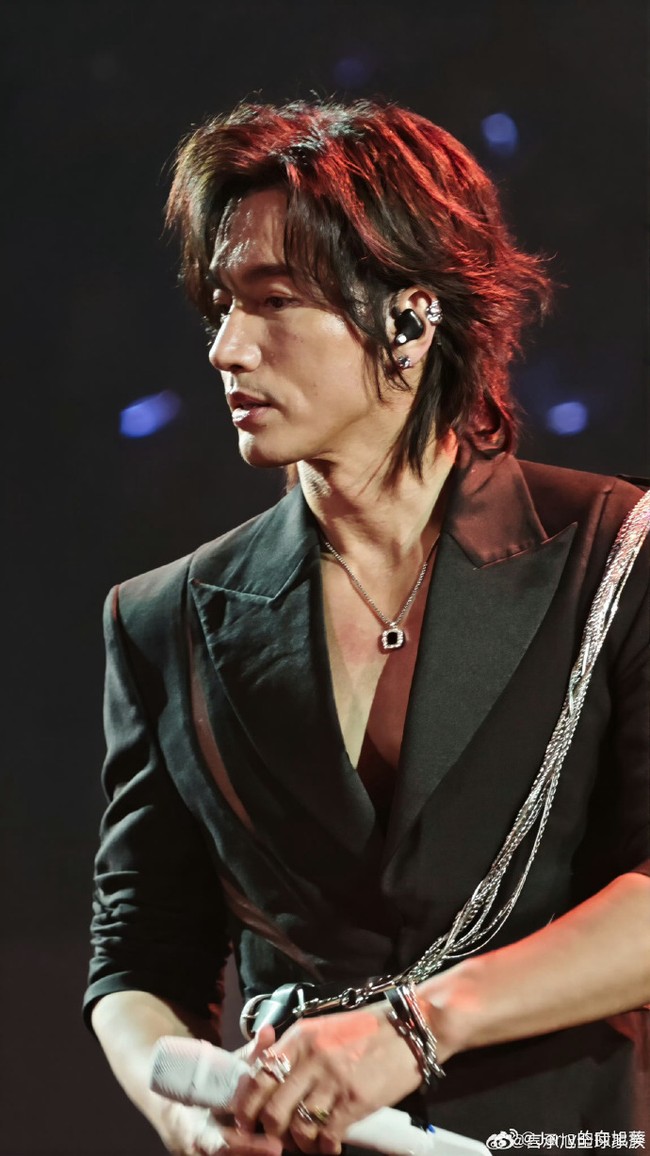 Hal lain yang tampaknya membantu menjaga ketampanannya adalah ketenangan jiwa. Jerry Yan mengaku memprioritaskan kesehatan mental, salah satunya dengan tidak sering membuka ponsel. “Sangat sederhana, aku sama sekali tidak menggunakan ponselku. Foto: Weibo