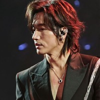 Hal lain yang tampaknya membantu menjaga ketampanannya adalah ketenangan jiwa. Jerry Yan mengaku memprioritaskan kesehatan mental, salah satunya dengan tidak sering membuka ponsel. “Sangat sederhana, aku sama sekali tidak menggunakan ponselku. Foto: Weibo