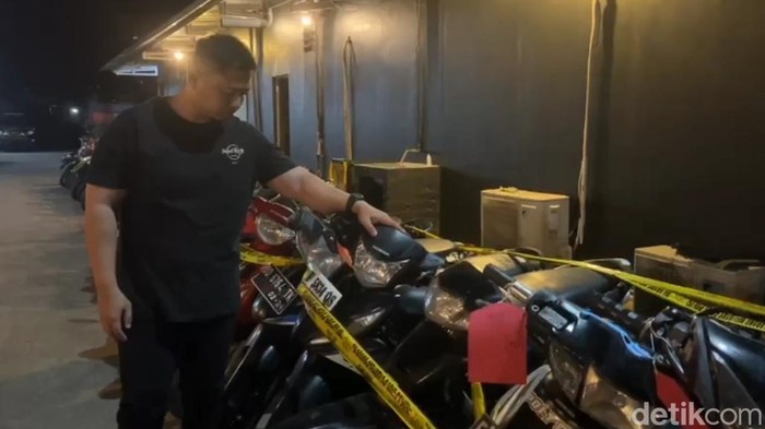 Kanit Resmob Polda Sulsel AKP Wawan Suryadinata melihat barang bukti motor curian.