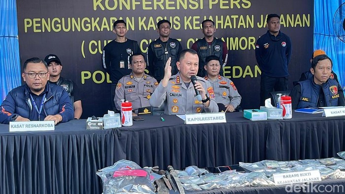 Kapolrestabes Medan Kombes Jean Calvijn saat konferensi pers. (Finta Rahyuni/detikSumut)