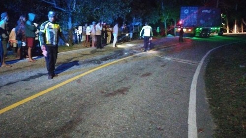 Polisi saat melakukan olah TKP kecelakaan lalu lintas yang mengakibatkan dua orang tewas di Jalan Timor Raya, TTS, NTT, Sabtu (30/5/2026) malam.