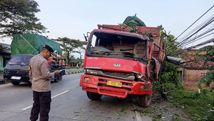 Penampakan truk tronton yang menabrak tiang listrik di di Jalan Raya Lamongan-Babat