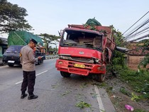 Truk Tabrak Tiang Listrik di Babat Lamongan, Listrik Satu Dusun Padam
