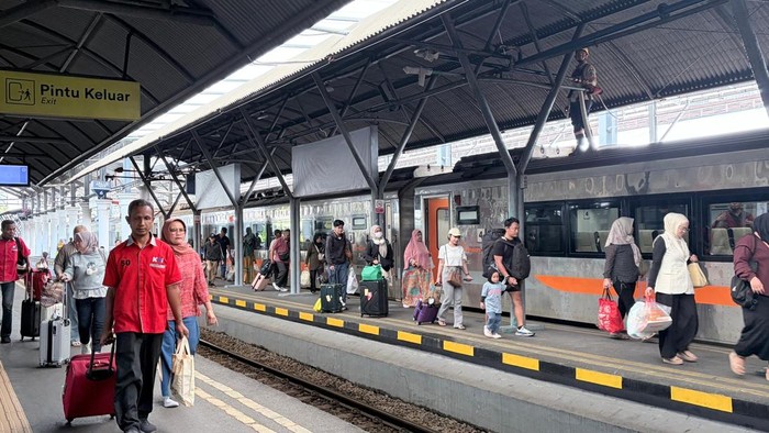 Kepadatan penumpang di Stasiun Surabaya Gubeng