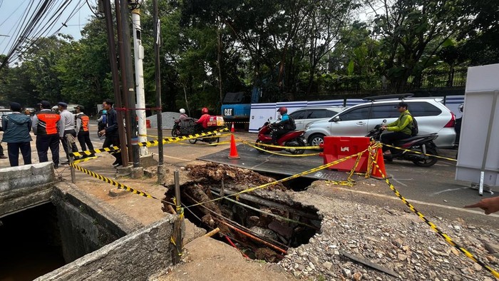 Kondisi di sekitar jalan amblas Lenteng Agung, Jakarta Selatan, Sabtu (30/5/2026).