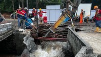 Kondisi Jalan Amblas Lenteng Agung Sore Ini, Turap Air Dibongkar Petugas