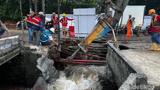 Sinkhole Lenteng Agung: Aliran Air Deras Jadi Tantangan Perbaikan