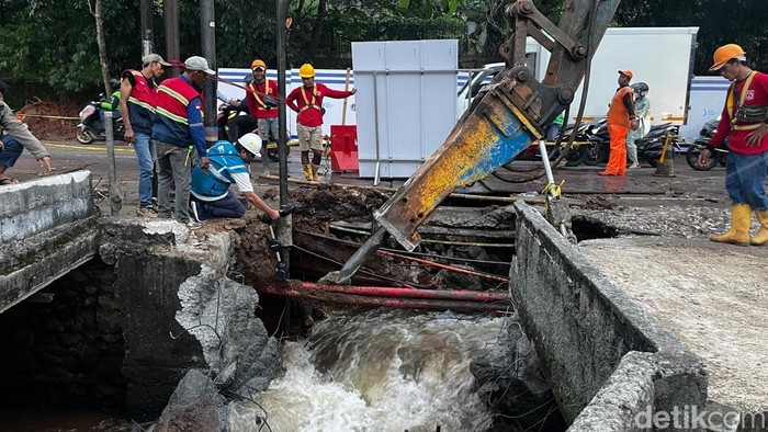 Kondisi Jalan Amblas Lenteng Agung Sore Ini (30/5)