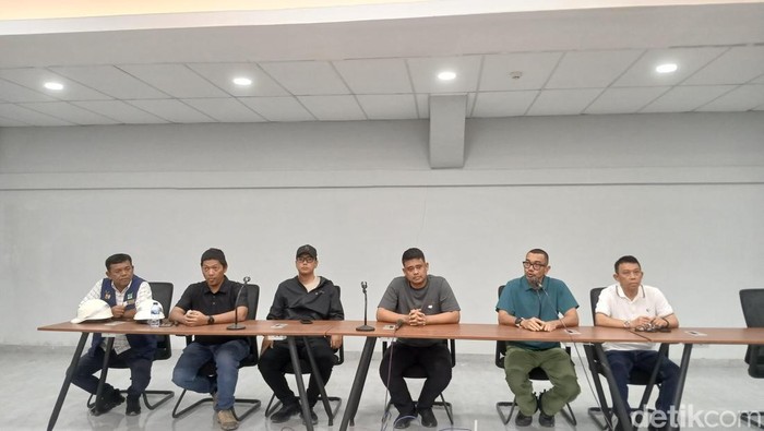 Arya Sinulingga ( baju biru) bersama Gubsu Bobby Nasution dan Wali Kota Medan Rico Waas di area press room wartawan di Stadion Teladan, Medan, Sabtu (30/5/2026)