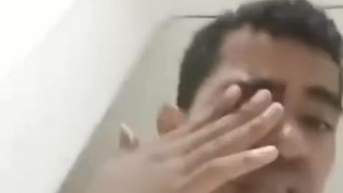 Pria bernama Andreas Ridwan Mali (22), tampak mengusap bekas pukulan dari dua polisi di Polres Belu, NTT, Kamis (28/5/2026). (tangkapan layar video viral).