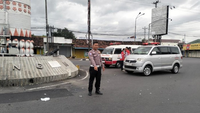 Kecelakaan melibatkan ambulans dan sepeda motor terjadi di simpang Karangnongko, Wates, Kulon Progo, Sabtu (30/5/2026) pagi.