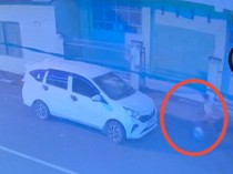 Maling Bermobil Terekam CCTV Gasak Ban Mobil Operasional Masjid di Parepare