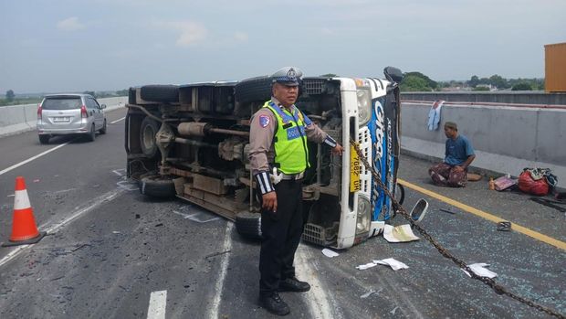 Minibus terguling di Tol Jombang