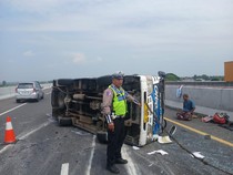 Minibus Muat 21 Penumpang Terguling di Tol Jombang, 10 Orang Luka