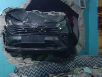 Mobil Travel Hantam Rumah Warga hingga Masuk ke Ruang Tamu, 4 Orang Luka