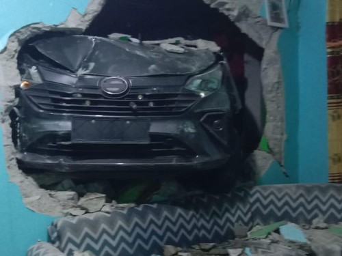 Mobil travel seruduk rumah warga hingga masuk ke dalam ruang tamu di Kampung Wakal, Desa Kentol, Kecamatan Cibal, Manggarai, NTT, Jumat (29/5/2026). (Foto: Dok. Satlantas Polres Manggarai)