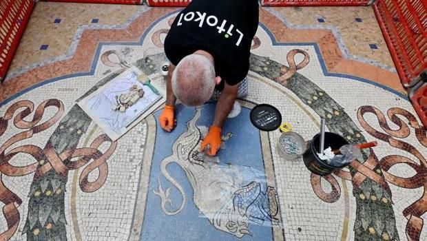 Mosaik banteng di Galleria Vittorio Emanuele II, Milan, Italia yang rusak akibat tradisi menggesek tumit oleh wisatawan