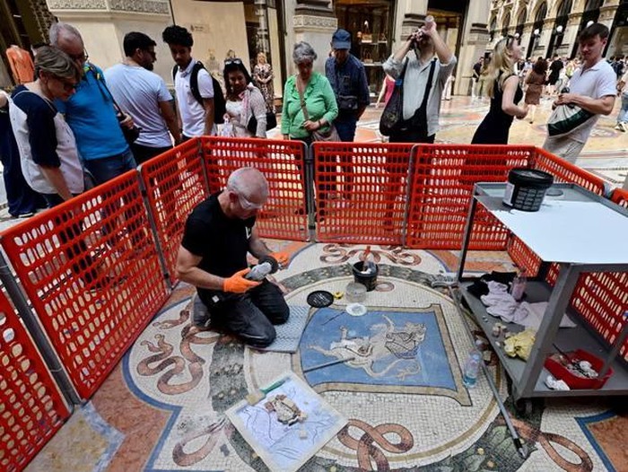 Mosaik banteng di Galleria Vittorio Emanuele II, Milan, Italia yang rusak akibat tradisi menggesek tumit oleh wisatawan