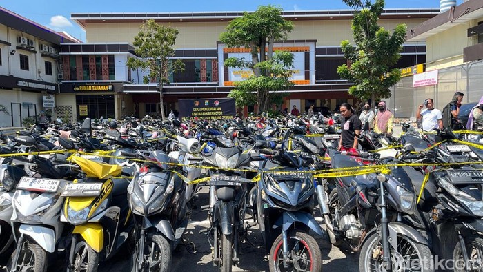 Ratusan sepeda motor yang diamankan petugas kepolisian di Polrestabes Medan