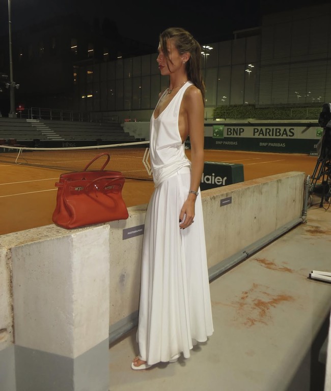 Founder Dairy Boy tersebut tampaknya memilih all white sebagai tema dari gayanya selama French Open. Dalam unggahan lain, ia kembali menerapkan konsep tersebut. Foto: Instagram @paigelorenze