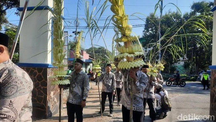Pengantin Tebu PG Meritjan Kediri Diarak Bak Mempelai