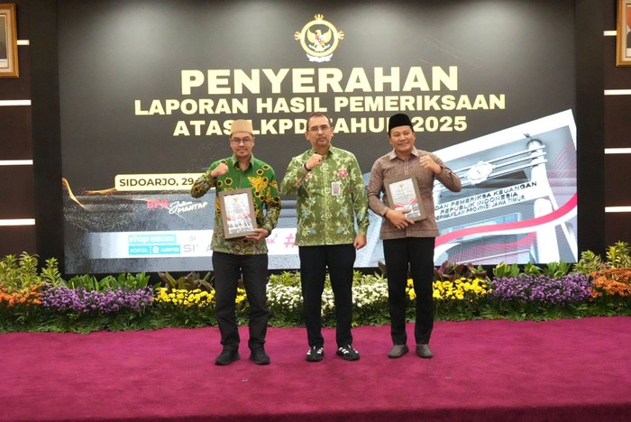 Penyerahan LHP LKPD pada Bupati Subandi.