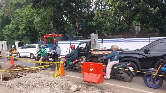 Perbaikan jalan amblas di Lenteng Agung, Jaksel, masih dilakukan, Sabtu (30/5/2026).