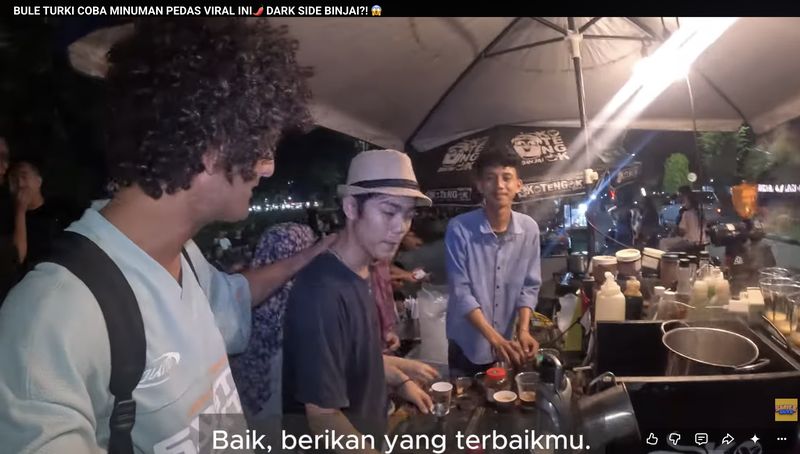 Pertama Kali Minum Bandrek, Bule Ini Langsung Bilang Bibirnya Terbakar