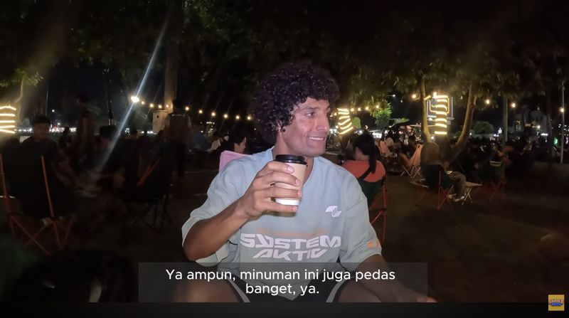 Pertama Kali Minum Bandrek, Bule Ini Langsung Bilang Bibirnya Terbakar