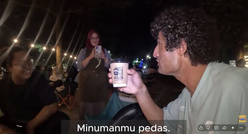 Pertama Kali Minum Bandrek, Bule Ini Langsung Bilang Bibirnya Terbakar