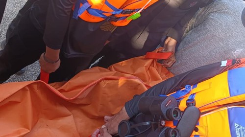 Petugas mengevakuasi jasad bocah yang hanyut di Pantai Skip, Ampenan, Kota Mataram, NTB, Sabtu (30/5/2026). (Foto: Dok. Polresta Mataram)