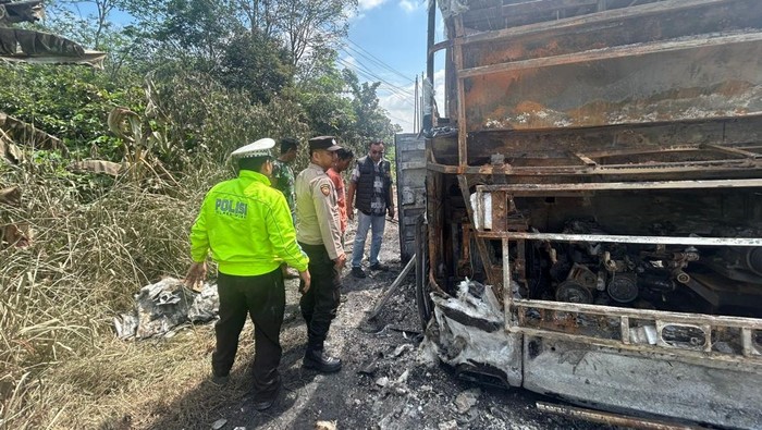 Polisi melakukan olah TKP bus yang terbakar di Muba