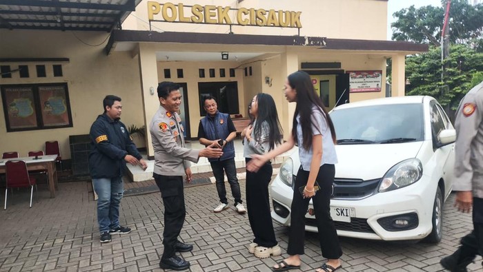 Polisi menangkap Kecot, perampok wanita LA, dan mengembalikan mobil korban. (dok.istimewa)