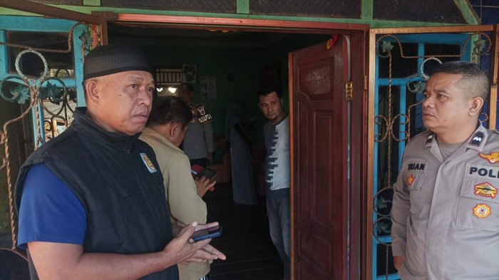 Polisi mengevakuasi siswi SMP di Lubuklinggau yang gantung diri