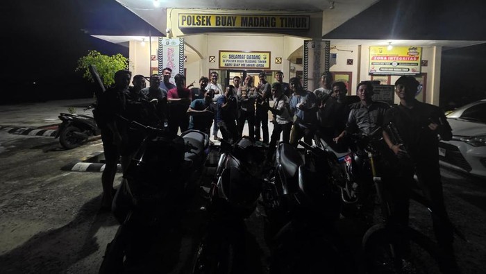 Polisi saat menangkap para pelaku pencurian motor di Mesuji