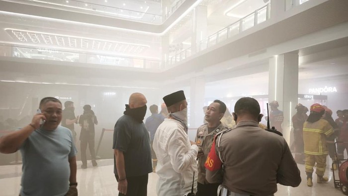 Polisi saat olah TKP kebakaran di Palembang Indah Mall