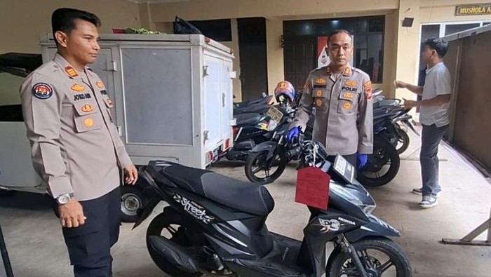 Polisi ungkap barang bukti motor curian seorang pegawai sate di kawasan Setiabudi, Jakarta, Sabtu (30/5/2026). ANTARA/Luthfia Miranda Putri.