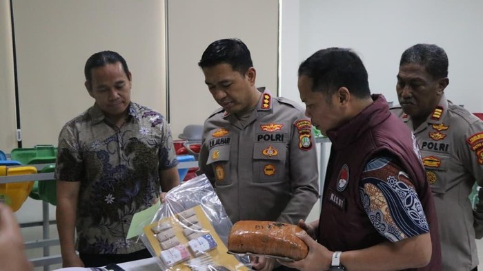 Polres Metro Tangerang Kota menyita sekilo ganja saat razia malam di kawasan Karawaci.