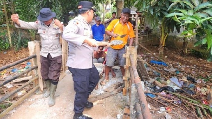 Polres OKI perbiki jembatan Merah Putih