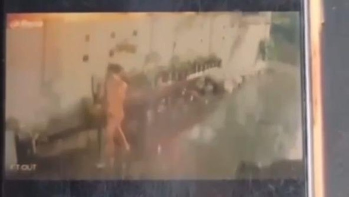 Pria bugil terekam kamera CCTV warga Dukuh Wonolapan, Desa Wonorejo, Gondangrejo, Karanganyar.