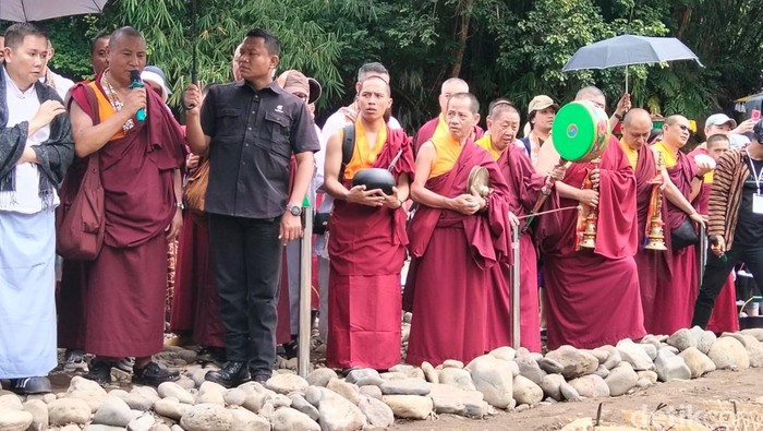 Pelepasan burung merpati dan pelepasan ikan di Sungai Progo wilayah Borobudur, Kabupaten Magelang, Sabtu (30/5/2026).
