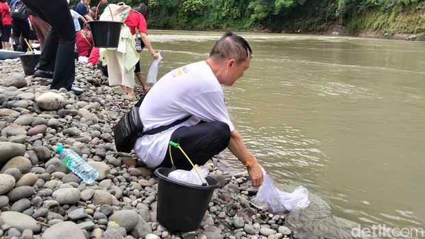 Prosesi melepas ikan jelang waisak di Borobudur, Magelang, Sabtu (30/5/2026).