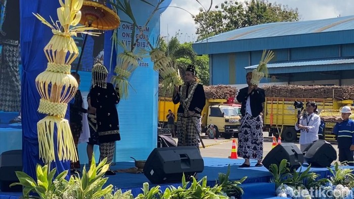 Prosesi temu manten tebu di PG RMI Blitar