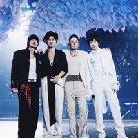 Jerry Yan dan ketiga rekannya menyapa fans di Jakarta. Pesona pria 49 tahun itu kembali jadi sorotan selama dua hari konser di Tanah Air. Foto: Instagram @ashin_ig