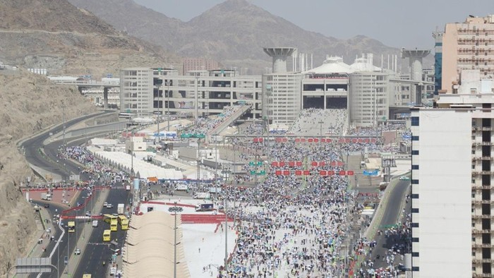 Ribuan jamaah haji sedunia kembali dari Mina menuju Kota Makkah via Jamarat usai mengambil nafar awal, Jumat (29/5).