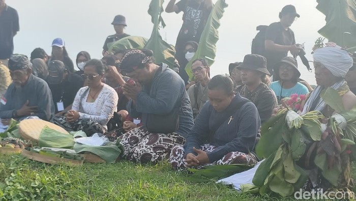 Ritual Sambang Buyut warga korban lumpur Lapindo.
