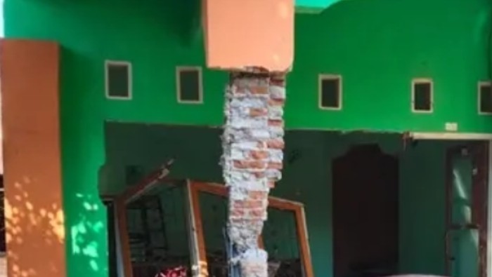 Rumah pelaku pembunuhan penjual ikan di Gowa dirusak warga.
